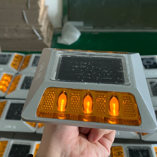 <h3>Amber Solar Stud Lights For Motorway</h3>
